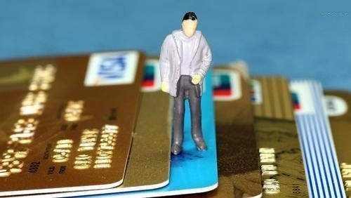 西安男子用广发银行信用卡分期还款 咋越还欠款越多？