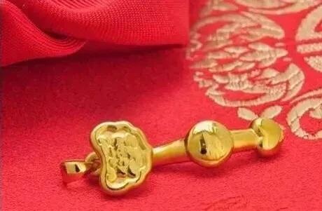 结婚送好寓意的黄金首饰作为信物，送对了人家一辈子都记得