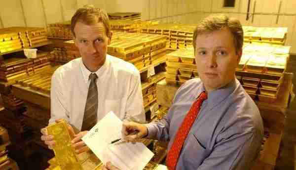 1024吨黄金运抵中国！或将抛售7500亿美债：美欧金融体系崩塌路上