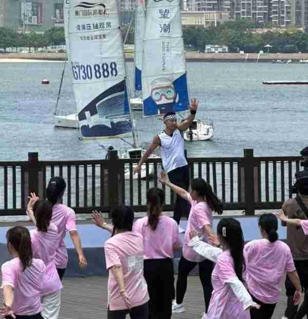 刘畊宏厦门录节目，周杰伦空降现场，同框跳《本草纲目》引热议