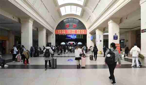湖北武汉：火车站停止查验核酸证明 客流稳中有升