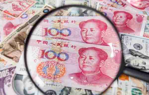 越南成捆的人民币在街头上摆放，到底要做什么？看完知道了
