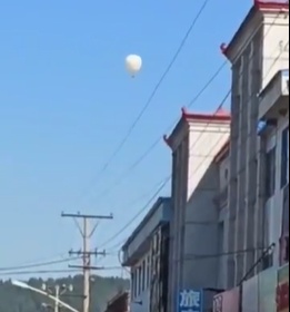 吉林两村民坐氢气球打松籽，不慎升上天飘走！降落后被警方带走
