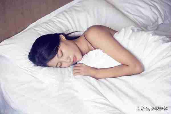 “裸睡”更有益于身体健康？别不好意思，或能收获这3大好处