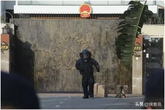 侠客岛：前几天，中国领事馆前出现了3个神秘包裹......