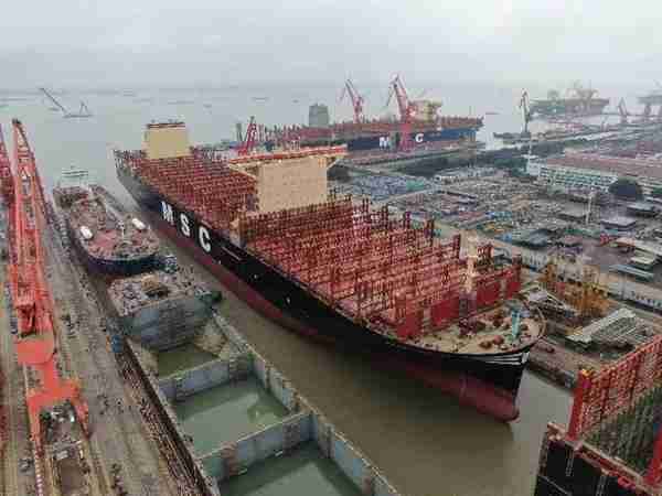 两艘全球最大级巨轮同时出坞，江南造船节拍化建造发力