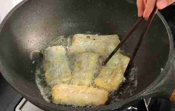 煎带鱼，裹淀粉是大错，用蛋液上浆，肉嫩不破皮，新手也能做