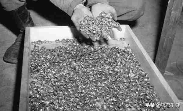 老照片：二战德国的莫克斯宝藏，黄金白银堆积如山，珠宝用麻袋装